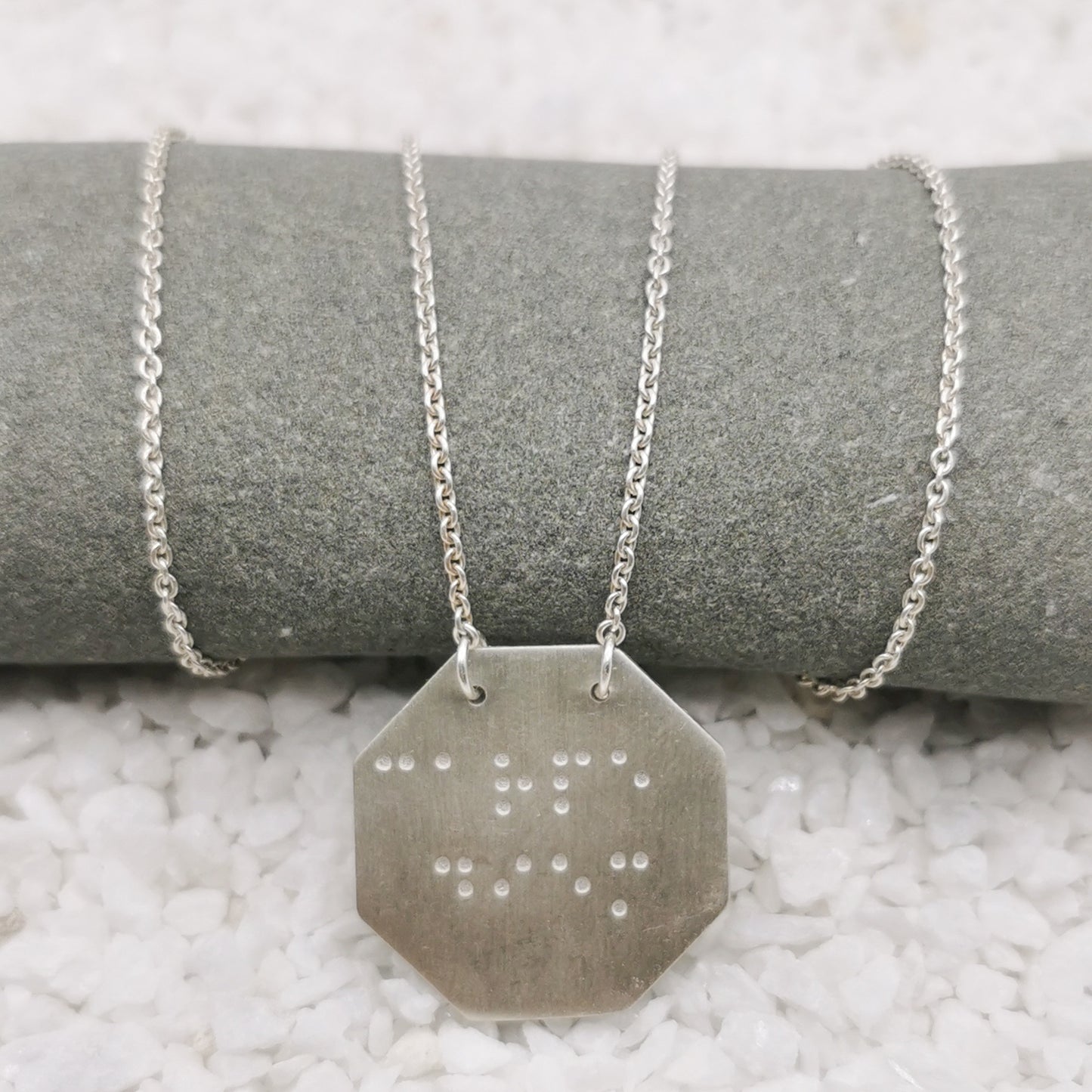 Collier "Carpe diem" en braille