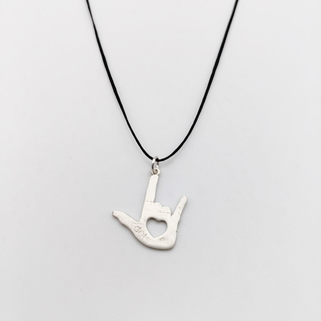 Collier "Amour" en langue des signes internationale