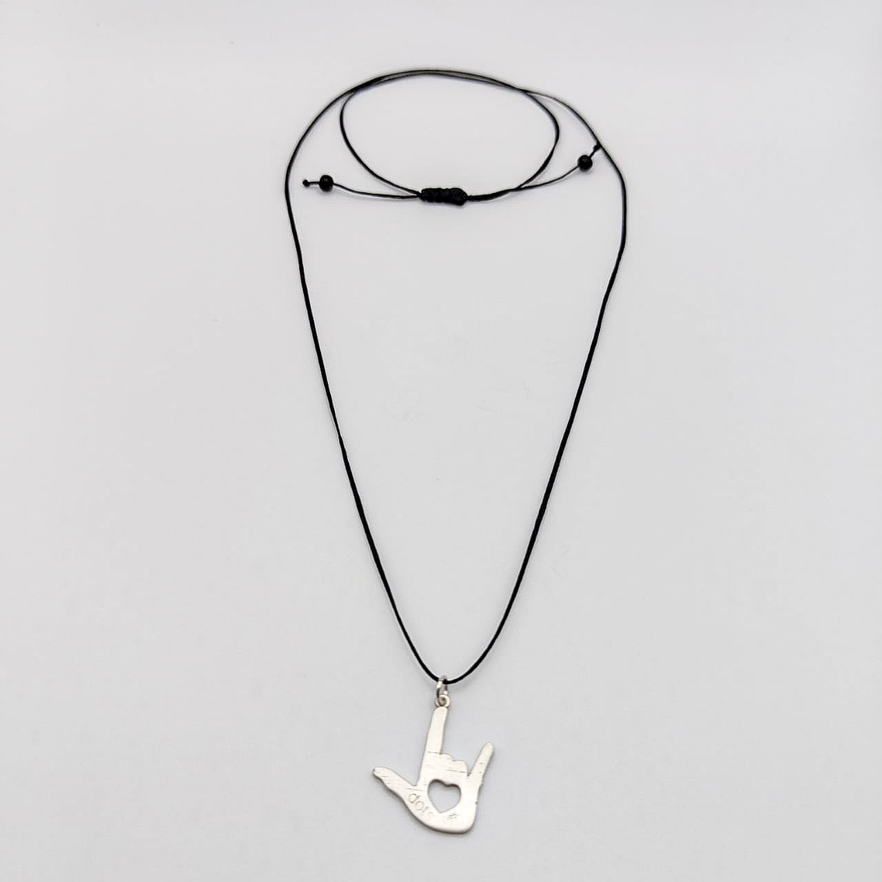 Collier "Amour" en langue des signes internationale