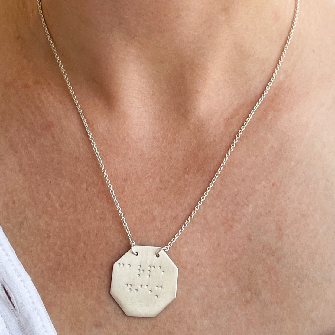 Collier "Carpe diem" en braille